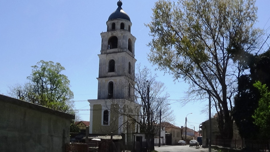 Камбанарията на Ямболския храм „Св. Георги" се нуждае от спешен ремонт. За да бъде подменено дървеното стълбище са необходими около 20 хил. лева. 
Църковният...