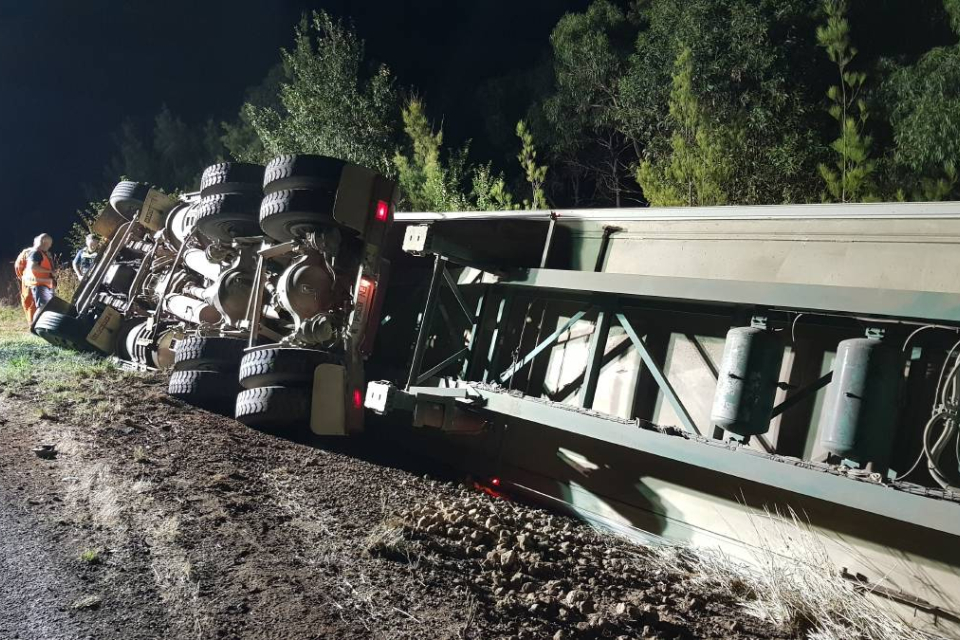 Катастрофа затвори снощи за часове път I-7, около 1 км след гр.Елхово в посока ГКПП Лесово. Произшествието е между два товарни автомобила, единият с полуремарке...