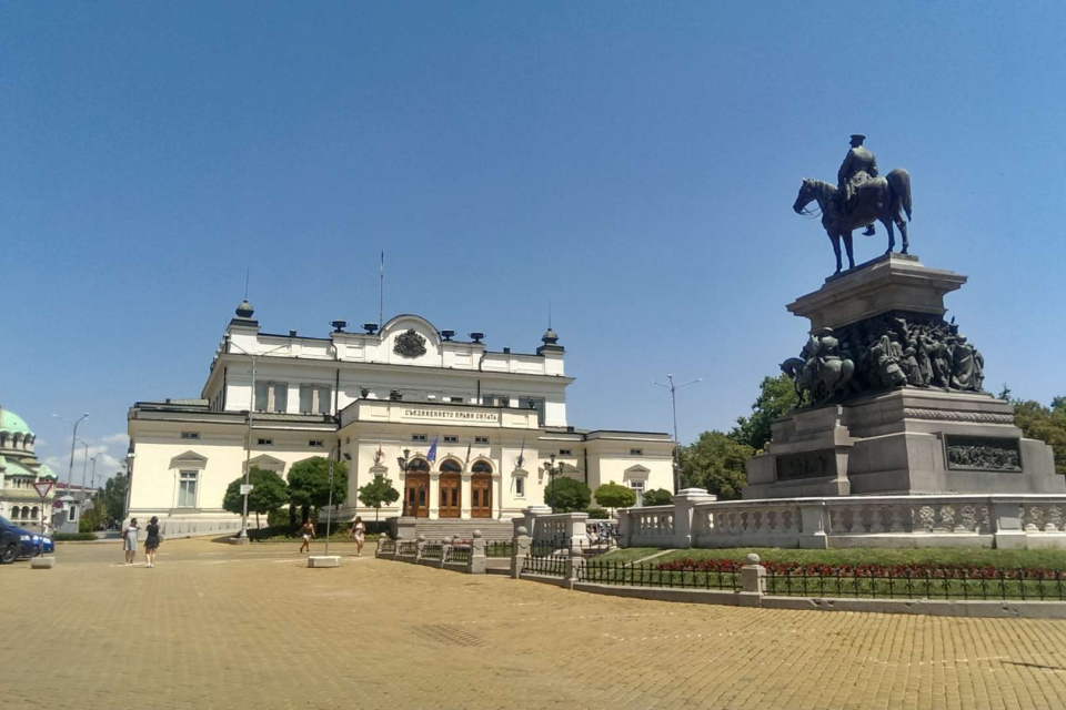 В българския парламент минути преди пленарното заседание в сряда е внесено писмо от името на президента на Украйна Володимир Зеленски. Това потвърдиха...