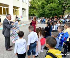 Кметът на Сливен откри новата учебна година в ОУ „Панайот Хитов“