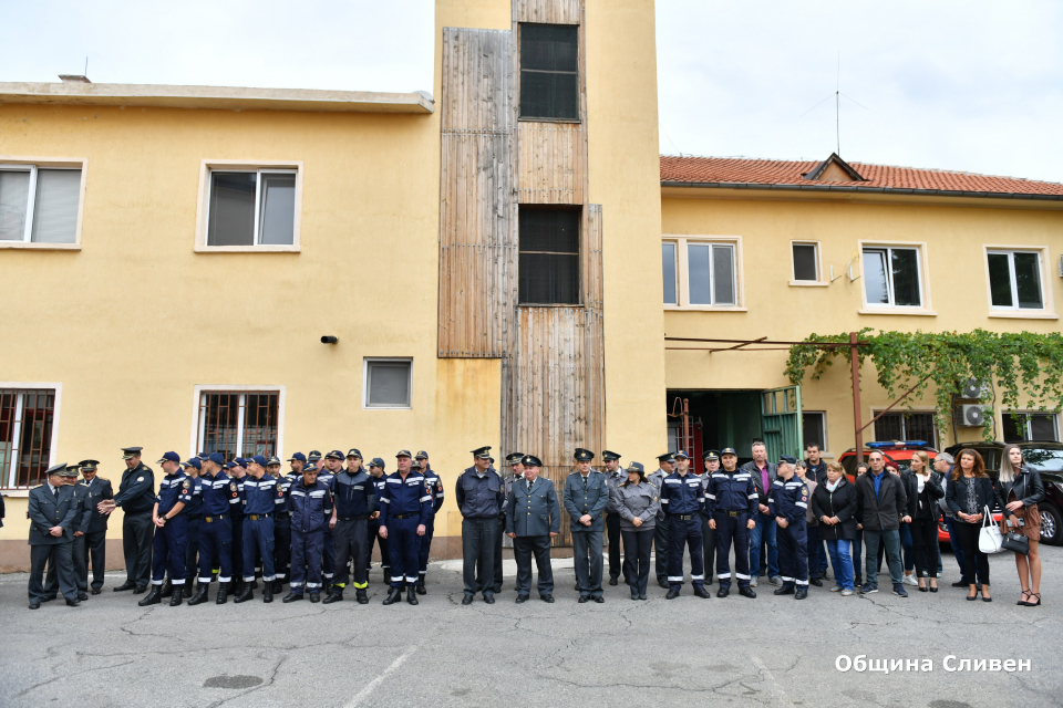 В двора на сградата на пожарната в Сливен днес се състоя тържество, посветено на Професионалния празник на българските огнеборци, който по традиция се...