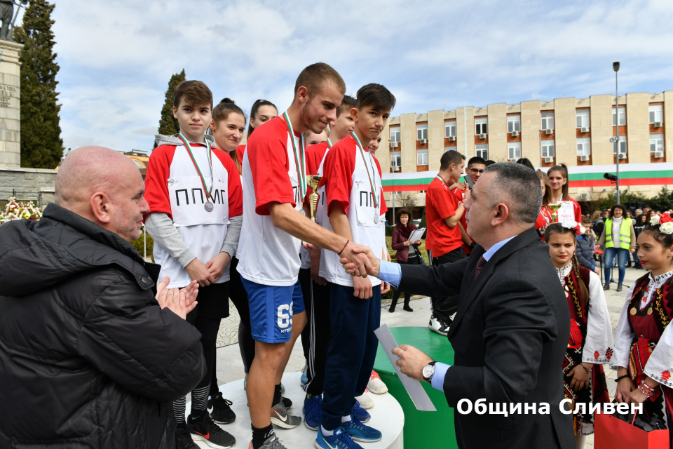 Рекорден брой училищни отбори се включиха в 56-ото издание на Лекоатлетическата щафета „Освободител“. Общо 23 отбора взеха участие в тазгодишната надпревара....