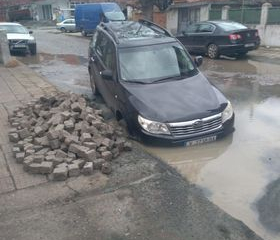 Кола пропадна в дупка след ВиК авария в Ямбол