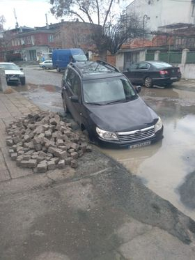 Кола пропадна в дупка след Вик авария в Ямбол. Сигнал за инцидента и снимки ни изпратиха слушатели на 999 рано на 16 декември. 
Причина за пропадането...