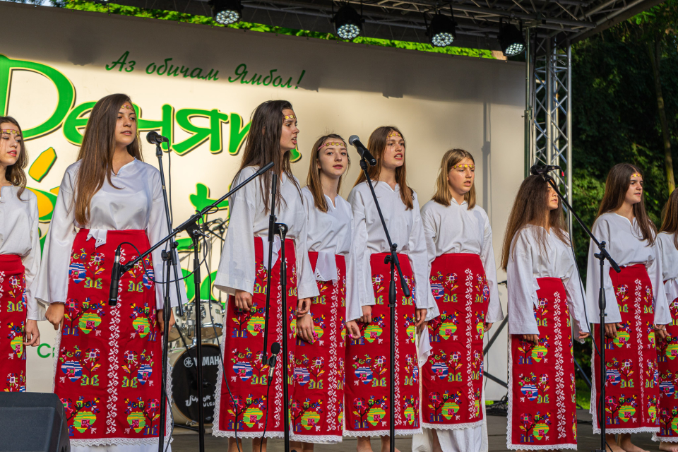 В неделя Градският парк в Ямбол беше сцена на много събития.
От 14:00 часа до 18:00 часа малки и големи наблюдаваха улична магия. Mлади илюзионисти показваха...