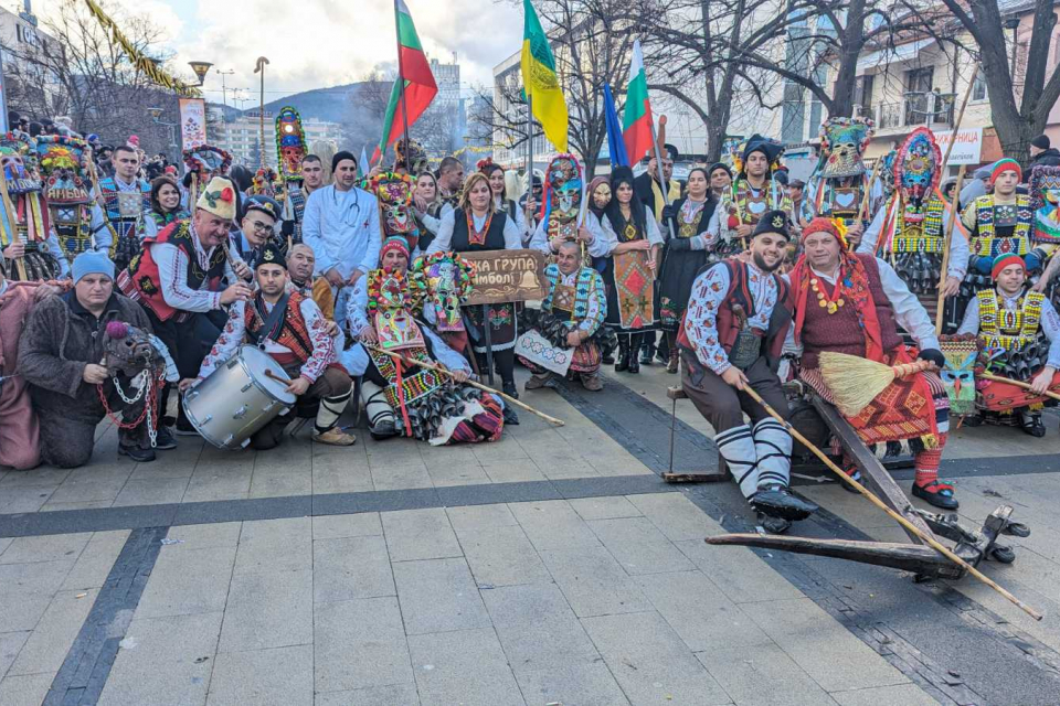 Кукерската група на Ямбол е единствената, отличена с две награди от 30-то юбилейно издание на международния фестивал на маскарадните игри "Сурва" в Перник.


Групата...