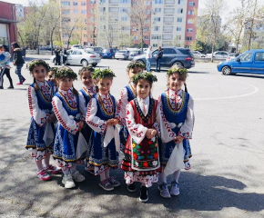 Лазарки от ДГ “Щастливо детство“ поздравиха служителите на КАТ