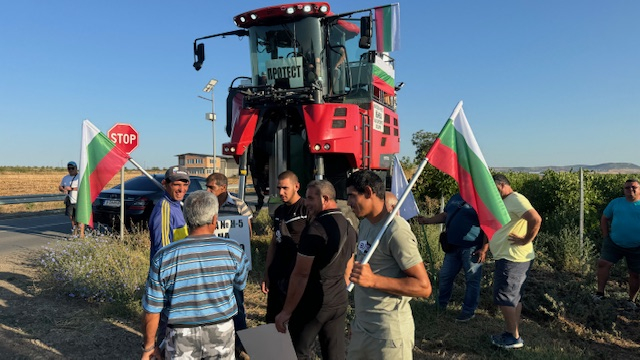 Лозари и винопроизводители излизат на протест днес. Те ще блокират за три часа кръстовището Поморие - Каменар на главния път от Бургас към Слънчев бряг....