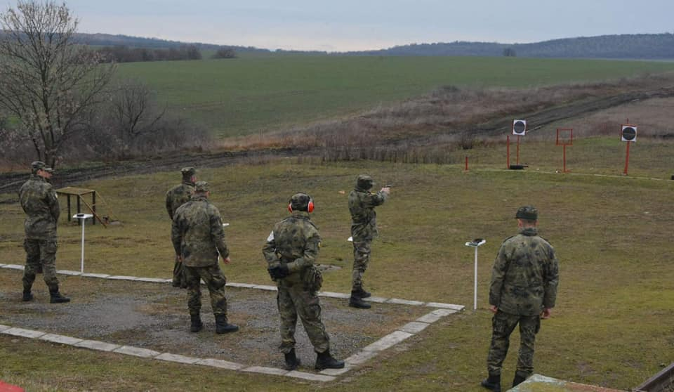 Редник Таня Баракова от военно формирование 54 100 – Ямбол е сред медалистите от турнир по стрелба с пистолет "Макаров", организиран от командването на...