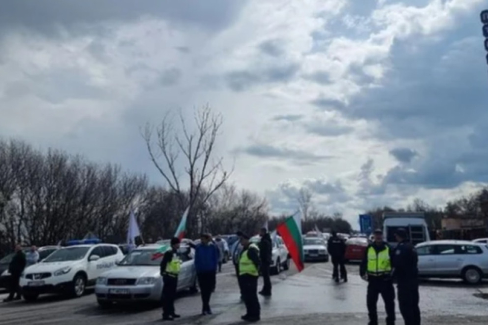 Утре миньори и енергетици отново ще затворят пътни артерии в област Стара Загора, а протестното автошествие ще приключи в град Нова Загора. Това съобщи...