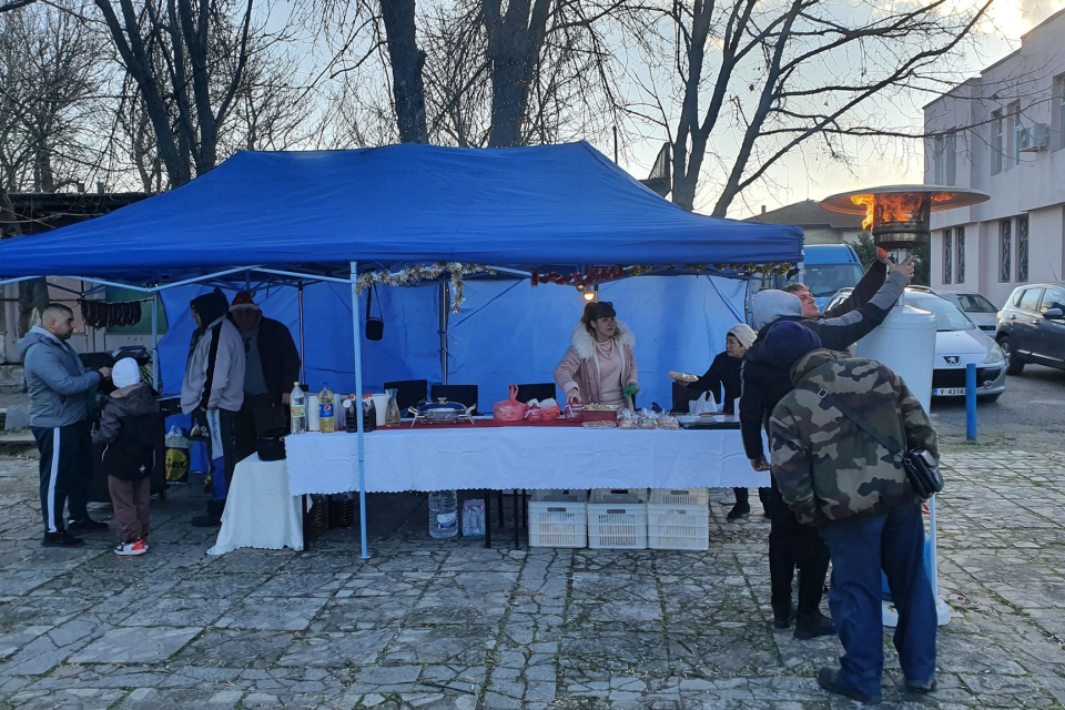 Група младежи от село Роза, община „Тунджа“ се лутат около различни идеи за инвестиране на събрани пари от благотворителност. За Коледа 2021 те организираха...