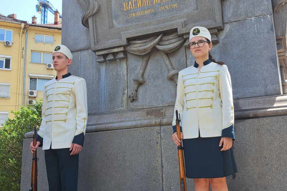 Честта да застанат на почетен караул пред паметника на Апостола в гр. София на 23 юни 2024 г. имаха възпитаниците на ПГ "Васил Левски" в гр. Ямбол. След...