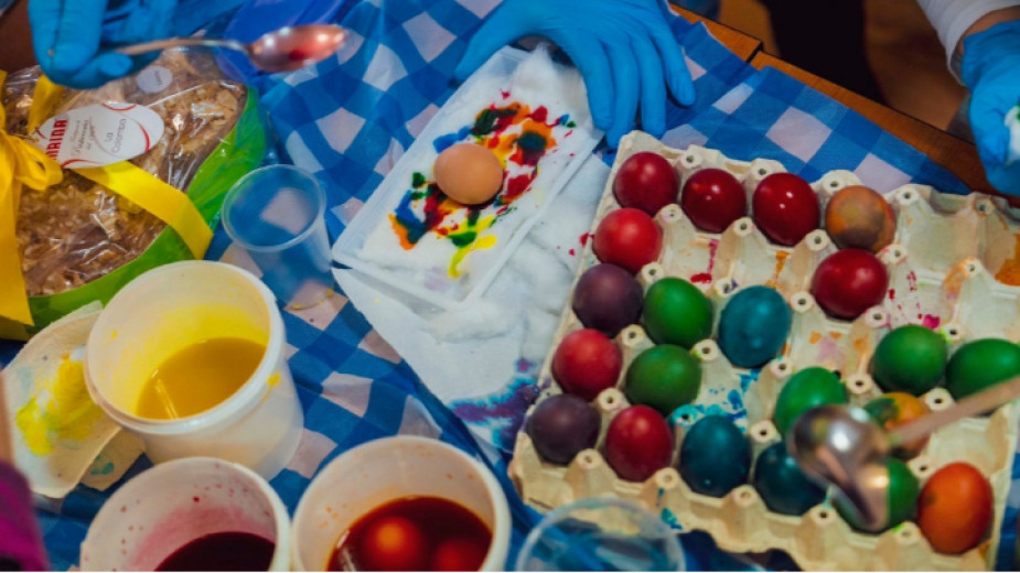 В много от селата в Ямболско се е запазила традицията великденските яйца да се боядисват не на Велики четвъртък, а днес - на Велика събота. 
 
В четвъртък,...