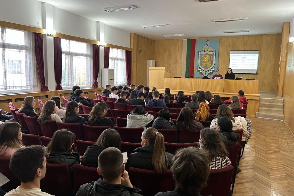 В Ямбол инициативата започна със среща-обучение на дванадесетокласниците от ПГ „В. Левски“ на тема „Разпространението и употребата на наркотични вещества“....