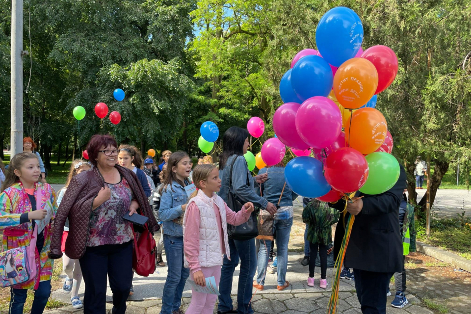 Програма започва в 10:00 часа, а мястото на събитията ще бъде в Градския парк. На сцената до фонтана ще се качат деца от всички детски градини в Ямбол....