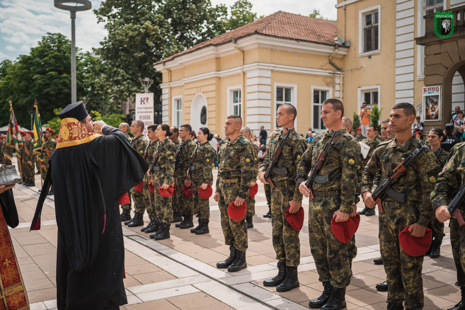 След повече от 20 години в Ямбол отново се проведе тържествен ритуал по полагане на военна клетва. Двадесет и осем мъже и жени, новоназначени военнослужещи...