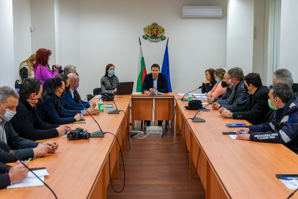 В сградата на Областна администрация се проведе заседание на Областния медицински съвет, на което бяха обсъдени и приети допълнителни временни противоепидемични...