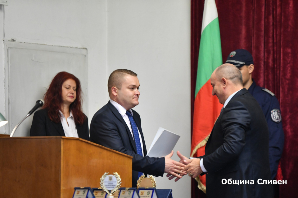 Българската полиция чества своя професионален празник. По този повод ОДМВР-Сливен свика тържествено събрание в сградата на дирекцията. Временно изпълняващият...