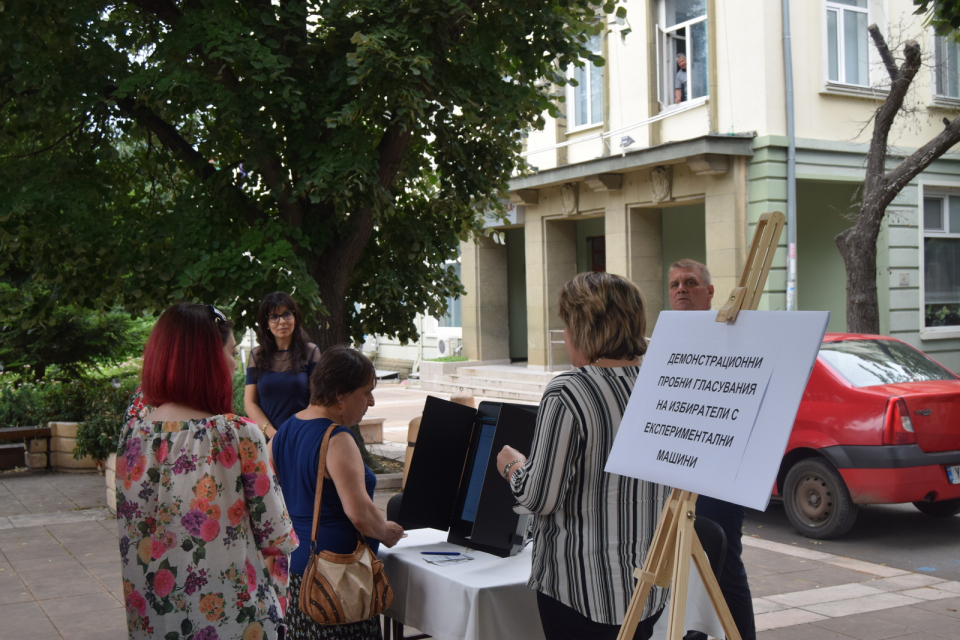 По искане на община "Тунджа", Районната избирателна комисия - Ямбол организира на 3 юли демонстрационни пробни гласувания с експериментални машини за избиратели...