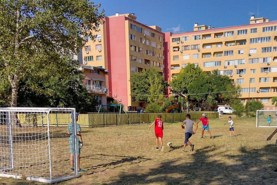 Община Ямбол закупи нови футболни врати и ги постави на игрището в близост до блок 21 в ж.к. „Диана“. Решението е след молба на граждани, чиито деца спортуват...