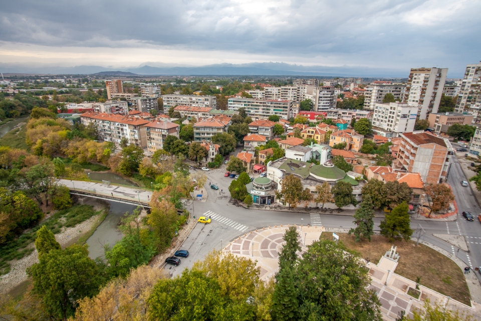 37 сигнала за запалени контейнери, 19 за запалени гуми, 8 за горене на кабели и 23 сигнала за горене на битови и други отпадъци са получени в звено „СПООР“...