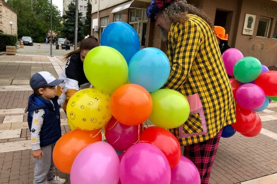 В 10:00 часа деца от подготвителните групи на детските градини в града ще садят цветя в цветната леха между Младежки културен център „Георги Братанов“...