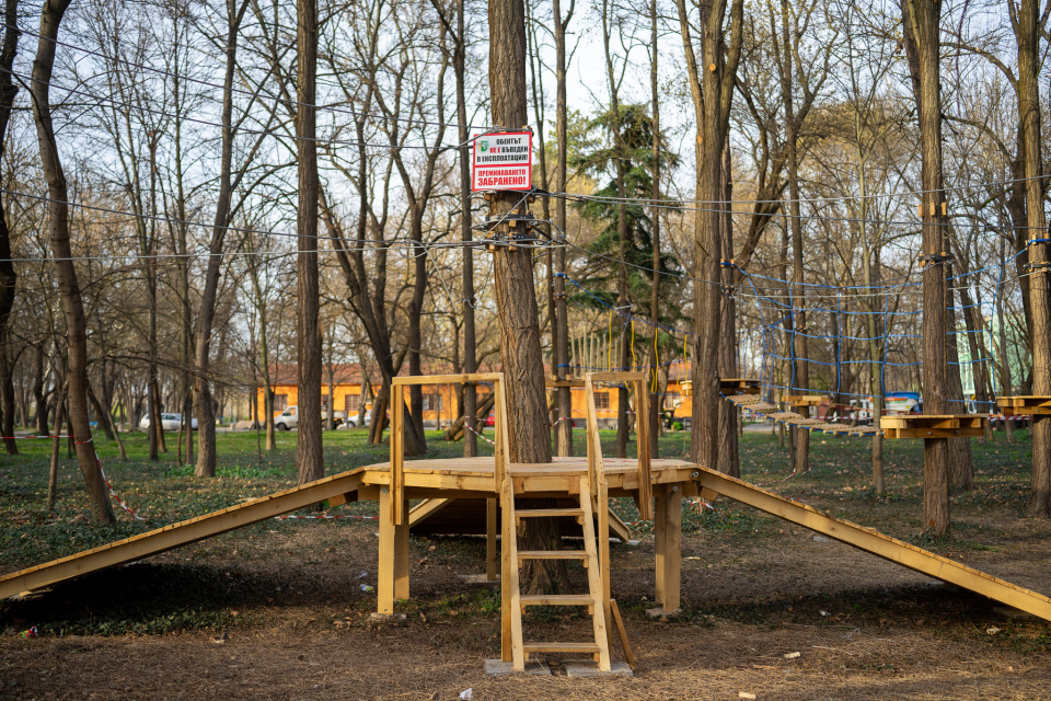 Приключенският парк, който се изгражда в Градския парк на Ямбол, търси своите добри инструктори. Желателно е кандидатите да бъдат в добра физическа форма...