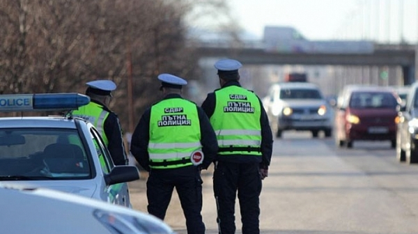 От днес до 3 януари в цялата страна ще има повече пътни полицаи, за да подпомагат движението. Очаква се засилен трафик към курортите и граничните пунктове.
През...