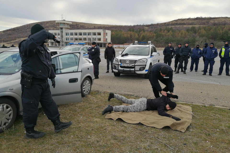 Старши комисар Димитър Величков: Безопасността на полицейските служители и сигурността на гражданите е от първостепенно значение

Служители с полицейски...