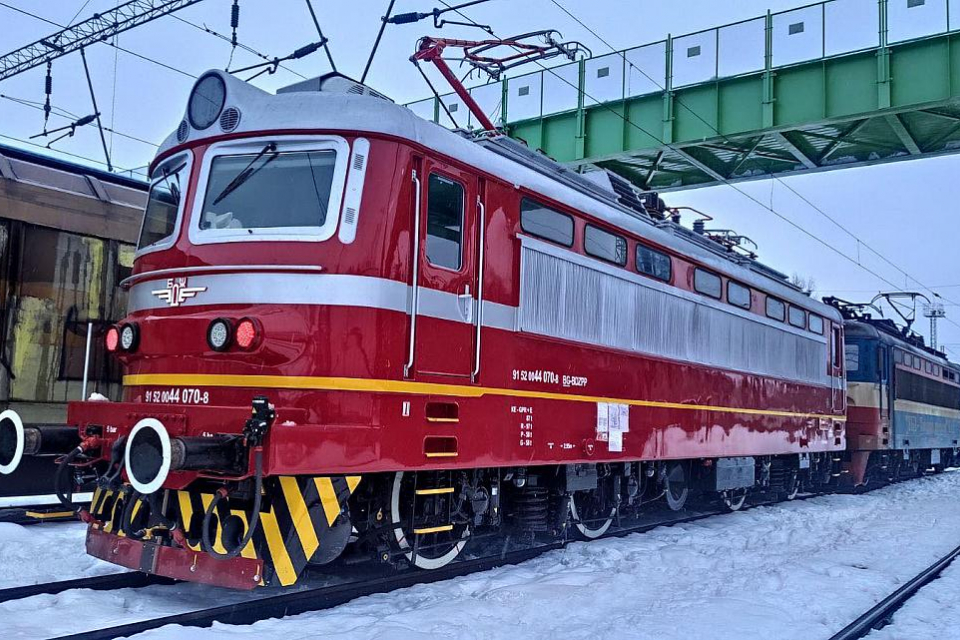 Ремонтираният локомотив е част от изпълнението на два договора за извършване на капитален ремонт на общо 20 електрически локомотива от серия 44, които...