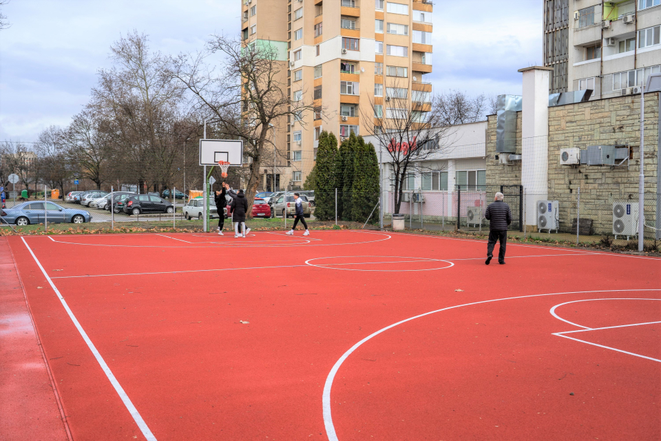 
Още една спортна площадка за баскетбол е изградена в комплекс "Златен рог", между блок 1 и 2, в Ямбол.


Тартановата настилка на площадката е дарение...