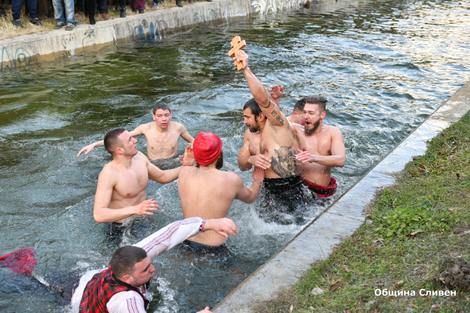 Сливен отбеляза Богоявление, наричан от народа Йордановден. Празникът започна с Василиева света литургия в храм „Св. София”. След това отец Силвестър Янакиев...