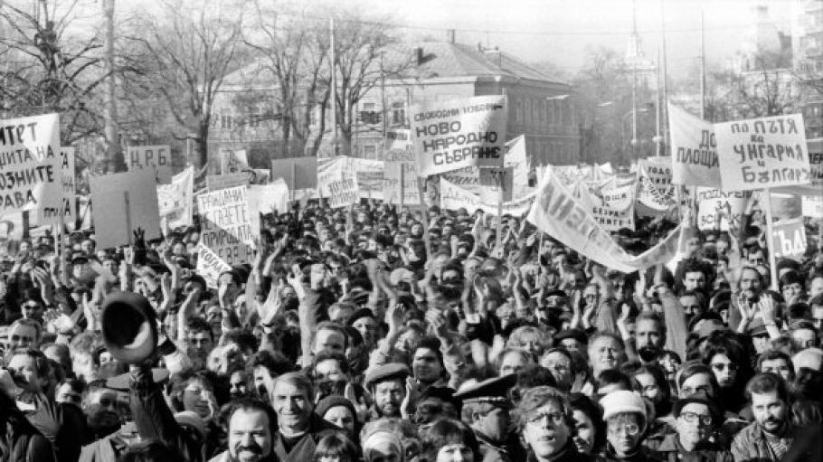 Всичко започва на 9 ноември - денят, в която пада Берлинската стена. Свидетелствата разказват, че тогава висшите партийни функционери ген. Добри Джуров,...