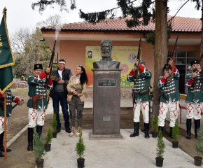 Откриха бюст-паметник на Христов Ботев в с. Самуилово