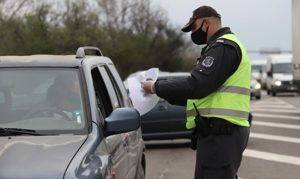 Въпреки предупрежденията на Националния оперативен щаб хората да ограничат пътуванията си, движението на изхода от София на автомагистрала "Тракия" и днес...