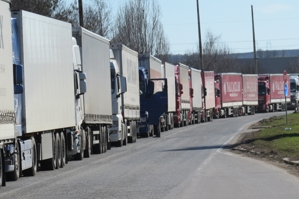 Отпада карантината за българските шофьори на тирове, които влизат в страната. Това ще важи за шофьорите на камиони до и над 3, 5 тона, както и за автобусните...