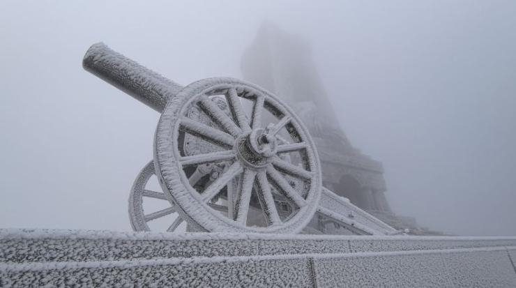 Паметникът на Свободата осъмна в бяла премяна, след като тази нощ на връх Шипка падна първият сняг за сезона, предаде БГНЕС.  Снежната покривка е около...