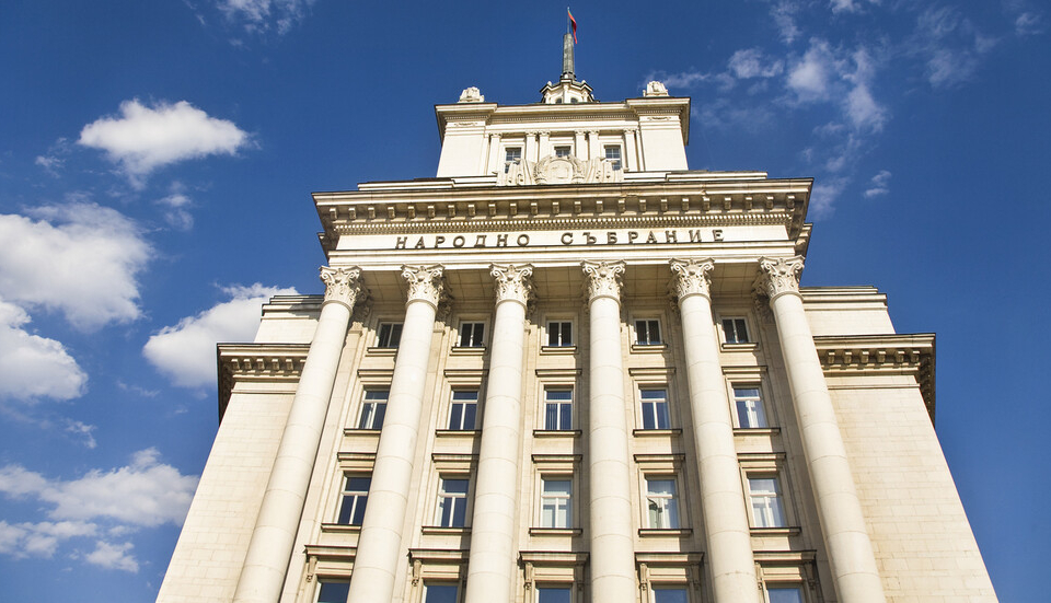 Народното събрание не събра кворум за начало на извънредното заседание, на което трябваше депутатите да обсъдят ветото на президента Румен Радев върху...