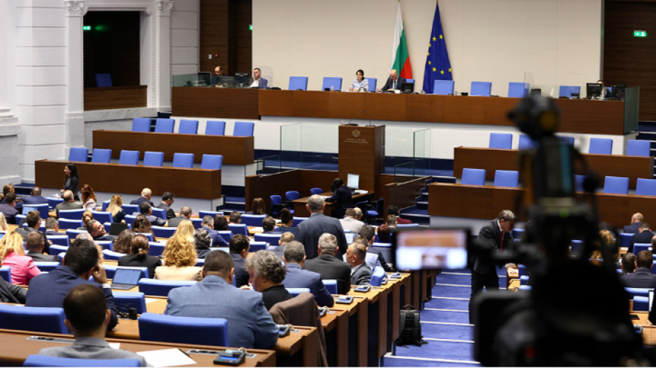 Депутатите ще обсъдят на първо четене три законопроекта за промени в Закона за здравното осигуряване. Това предвижда програмата за работа на Народното...