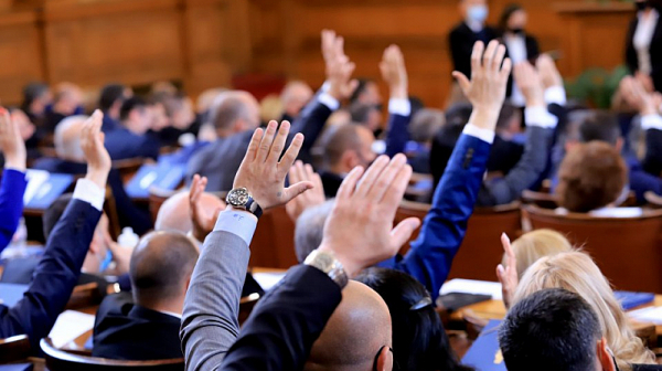 Парламентът прие на първо четене Законопроект за противодействие на корупцията сред лица, заемащи висши публични длъжности, внесен от Министерския съвет,...