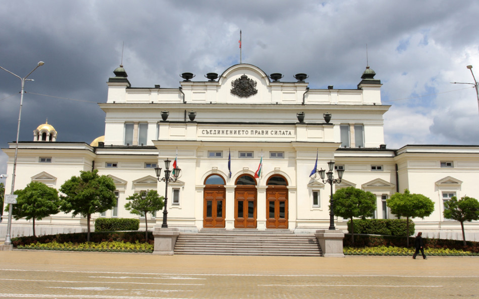 Парламентът се събира извънредно заради ветото на президента върху част от Закона за мерките при извънредно положение. Председателят на Народното събрание...