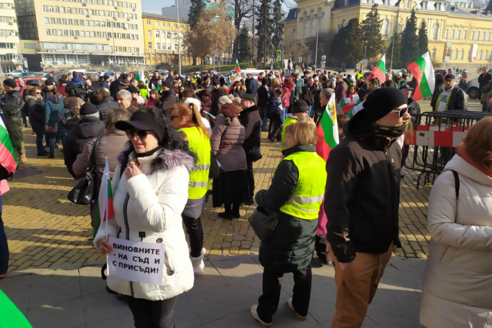 Жителите на Перник, които излязоха на протест в центъра на София заради водната криза в града, поискаха оставката на премиера Бойко Борисов и на регионалния...