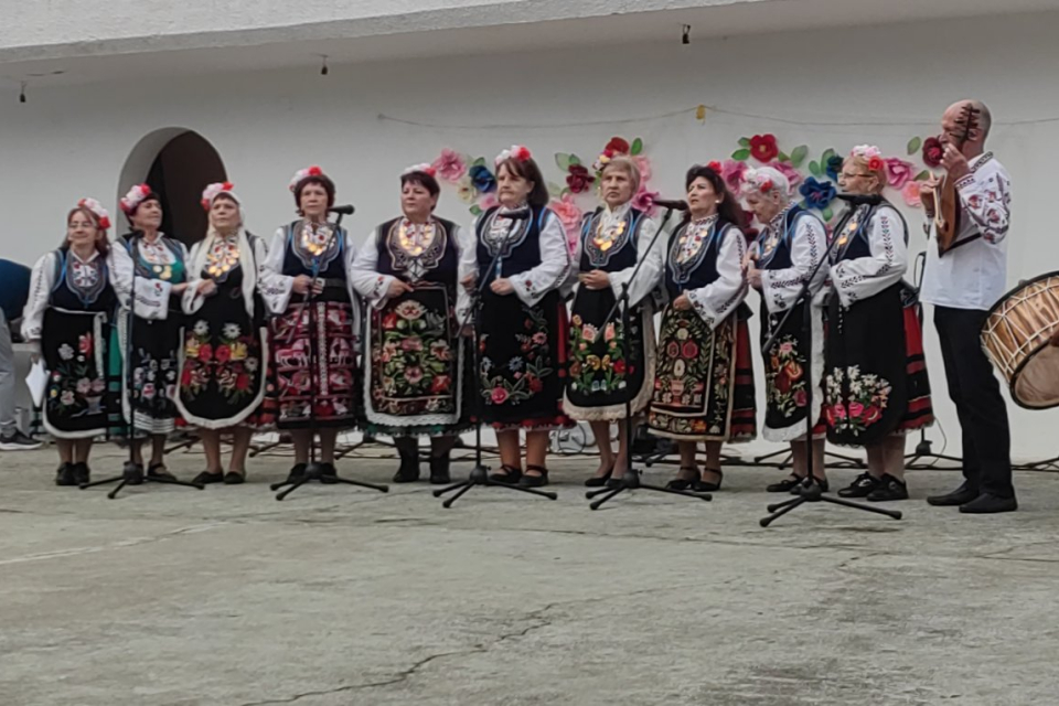 Пищна и разнообразна програма за празника на Самуилово днес забавлява през целия ден жителите и гости на селото. Куклен театър, детски игри...