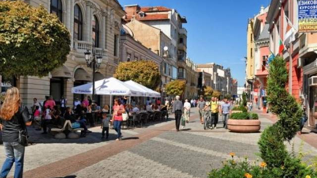 В Пловдив и областта през 2019 година се отчита продължаване на тенденцията за намаляване броя на новородените и увеличаване на дела на населението на...