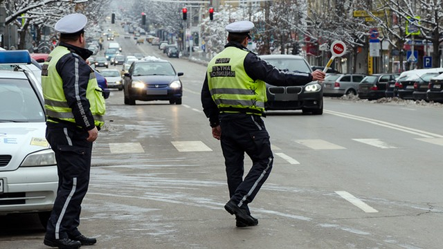 От днес, 15 ноември, всички автомобили трябва да са със зимни гуми. По закон от 15-ти ноември до 1-ви март превозните средства трябва да се движат с гуми,...