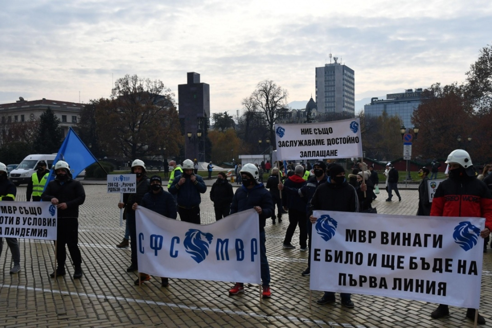 Полицаи и надзиратели излизат днес на протест. Той ще започне пред министерствата на вътрешните работи и правосъдието, като ще продължи с шествие до парламента. 
Недоволните...