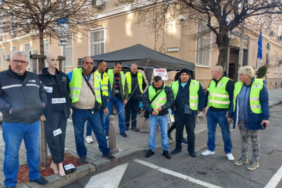 Протестът на полицаи и надзиратели продължава пред Министерството на финансите. Днес акцията минава под мотото "Сватбени костюми или униформи'", а искането...