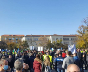 Полицаи "празнуват" с протест