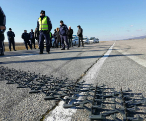 Полицаи преследваха нарушители с автомобили и разпъваха ленти с шипове