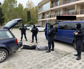 Полицията в Бургас залови двама криминално проявени мъже за множество кражби (Снимки)